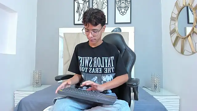 Snapshot of adams_bobby chatting on 11/21/25, 11:31 adams bobby online show from 11/21/25, 11:31