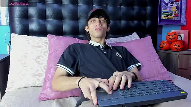 Snapshot of Khalid16_ chatting on 10/30/25, 01:56 Khalid16 online show from 10/30/25, 01:56