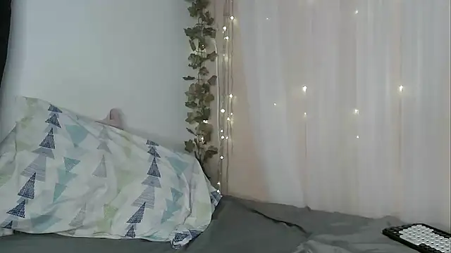 angelicahotparis18 online show from 12/04/25, 01:04