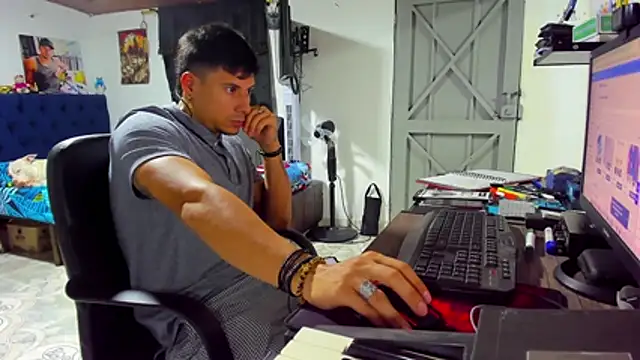 Snapshot of Malek_Ivonny chatting on 11/11/25, 02:44 Malek Ivonny online show from 11/11/25, 02:44