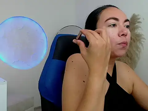 Yadis hot online show from 11/11/25, 08:53