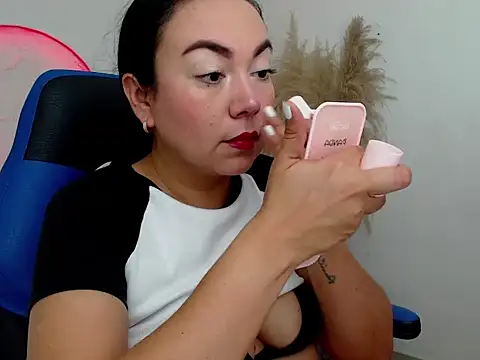 Yadis hot online show from 11/21/25, 09:02