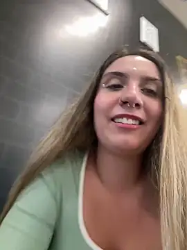 Snapshot of sarah_honey__ chatting on 05/20/26, 02:34 sarah honey online show from 05/20/26, 02:34