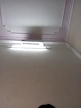 Snapshot of ezabel- chatting on 11/23/25, 01:33 ezabel- online show from 11/23/25, 01:33