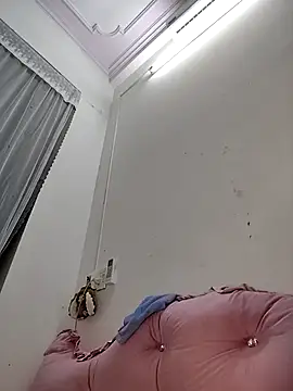 Snapshot of ezabel- chatting on 12/14/25, 01:05 ezabel- online show from 12/14/25, 01:05