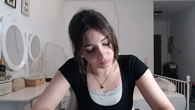 Snapshot of bellefleurrr chatting on 06/18/26, 12:33 bellefleurrr online show from 06/18/26, 12:33