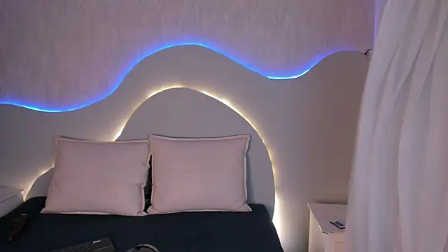 Snapshot of EmiliClarke chatting on 01/06/26, 07:28 EmiliClarke online show from 01/06/26, 07:28