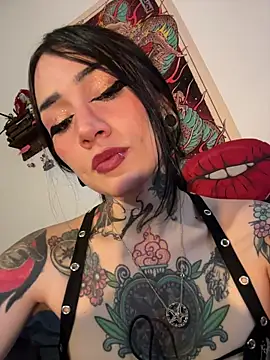 Snapshot of NinaHex chatting on 11/18/25, 02:32 NinaHex online show from 11/18/25, 02:32