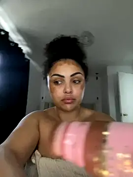 Snapshot of CaramelCarmenxox chatting on 12/05/25, 02:58 CaramelCarmenxox online show from 12/05/25, 02:58