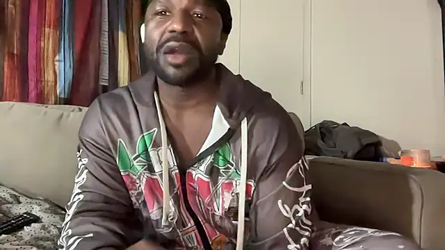 Snapshot of EggplantMonster4 chatting on 01/12/26, 04:50 EggplantMonster4 online show from 01/12/26, 04:50