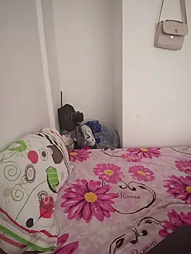 YeseniaRodriguez3 online show from 12/17/25, 08:15