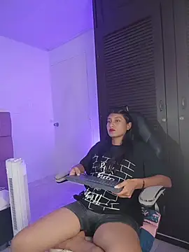 YeseniaRodriguez3 online show from 04/25/26, 04:37