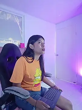 YeseniaRodriguez3 online show from 04/28/26, 05:51