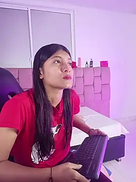 YeseniaRodriguez3 online show from 05/03/26, 12:33