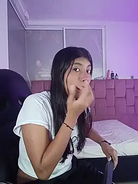 YeseniaRodriguez3 online show from 05/05/26, 12:35
