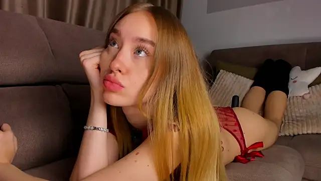 Snapshot of SugarSkye chatting on 12/21/25, 06:15 SugarSkye online show from 12/21/25, 06:15