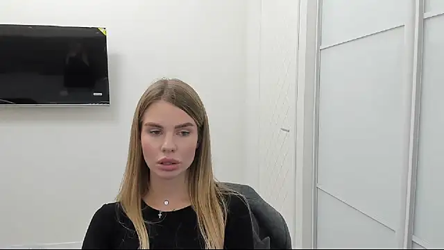 Snapshot of LinaBey chatting on 10/27/25, 01:26 LinaBey online show from 10/27/25, 01:26