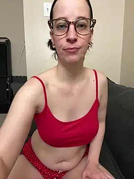 Snapshot of CreamedKitten chatting on 12/15/25, 03:49 CreamedKitten online show from 12/15/25, 03:49