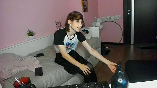 Snapshot of AvenGlow chatting on 11/28/25, 05:21 AvenGlow online show from 11/28/25, 05:21