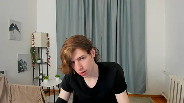 Snapshot of AvenGlow chatting on 12/14/25, 05:24 AvenGlow online show from 12/14/25, 05:24