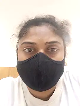 Snapshot of girl999 chatting on 11/06/25, 04:52 girl999 online show from 11/06/25, 04:52