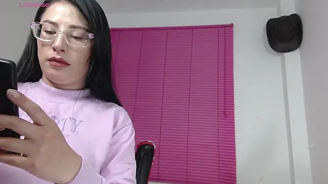 Snapshot of Emma_Hotkiss chatting on 04/14/26, 11:22 Emma Hotkiss online show from 04/14/26, 11:22