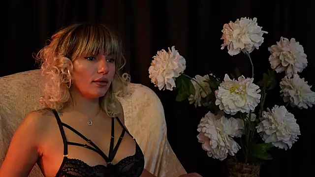 Snapshot of EllaWhisper chatting on 11/02/25, 07:00 EllaWhisper online show from 11/02/25, 07:00