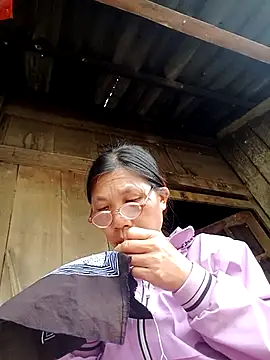 Snapshot of bella-la chatting on 10/29/25, 05:42 bella-la online show from 10/29/25, 05:42