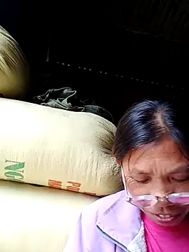 Snapshot of bella-la chatting on 10/31/25, 06:25 bella-la online show from 10/31/25, 06:25