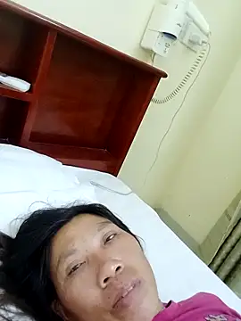 Snapshot of bella-la chatting on 11/17/25, 02:23 bella-la online show from 11/17/25, 02:23