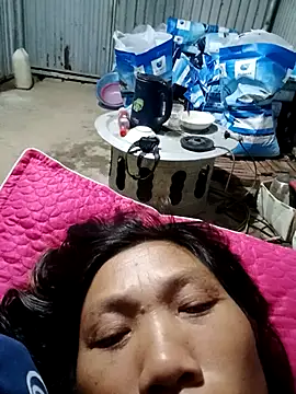 Snapshot of bella-la chatting on 11/24/25, 12:27 bella-la online show from 11/24/25, 12:27