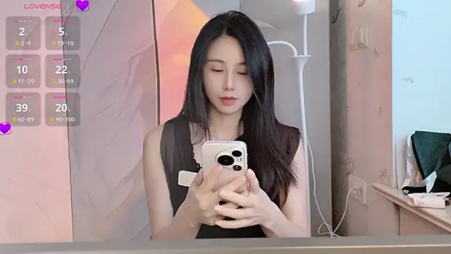 Snapshot of TwTneii chatting on 10/28/25, 05:44 TwTneii online show from 10/28/25, 05:44