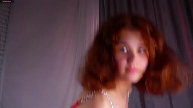 Snapshot of YettaCalabria chatting on 06/17/26, 02:18 YettaCalabria online show from 06/17/26, 02:18