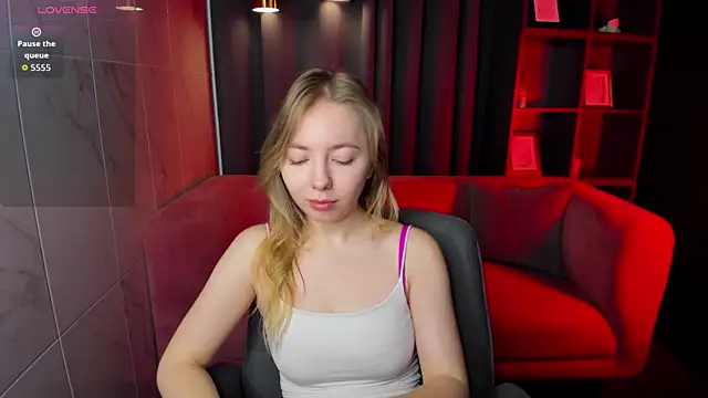 Snapshot of Nora_Miller chatting on 12/20/25, 06:42 Nora Miller online show from 12/20/25, 06:42