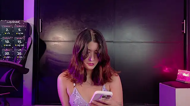 emilyy1  online show from 12/04/25, 01:48