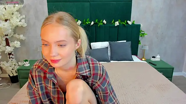 Melanie Ryer online show from 11/13/25, 01:37