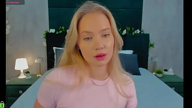 Melanie Ryer online show from 11/26/25, 01:06