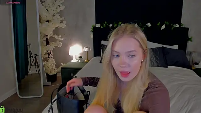 Melanie Ryer online show from 11/29/25, 11:19