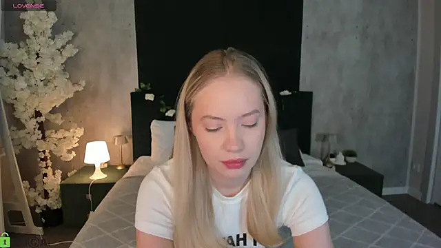 Melanie Ryer online show from 12/15/25, 12:37