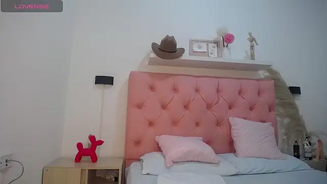 victoria 243 online show from 12/18/25, 05:13