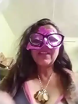 Snapshot of LOVE__RANI chatting on 12/20/25, 01:40 LOVE RANI online show from 12/20/25, 01:40