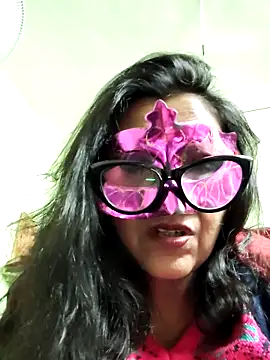 Snapshot of LOVE__RANI chatting on 12/21/25, 07:10 LOVE RANI online show from 12/21/25, 07:10