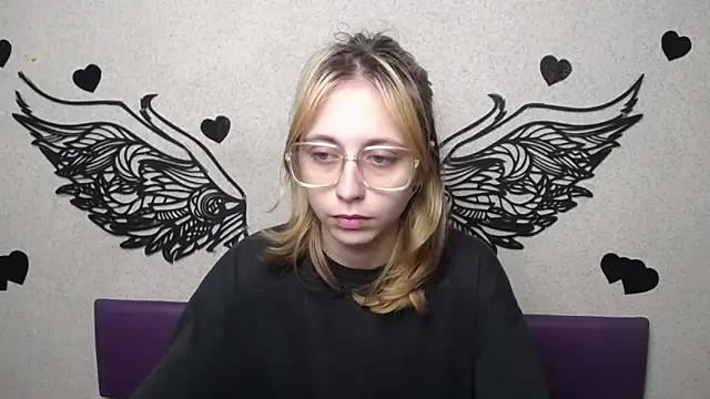 TracyLll online show from 11/21/25, 12:15