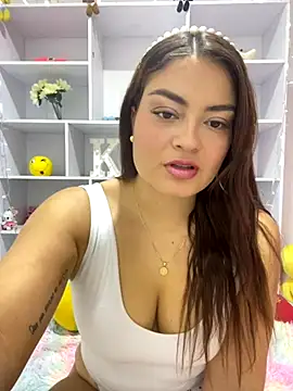 Snapshot of Itskari_ chatting on 11/16/25, 03:34 Itskari online show from 11/16/25, 03:34