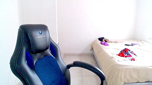 Snapshot of blumblum333 chatting on 11/05/25, 08:20 blumblum333 online show from 11/05/25, 08:20