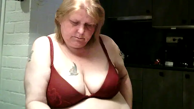 Sylviastar46 online show from 05/01/26, 06:56