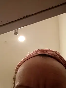 Snapshot of Karebearz1 chatting on 11/28/25, 08:22 Karebearz1 online show from 11/28/25, 08:22