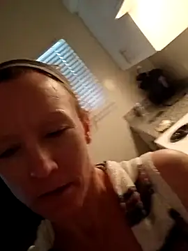 Snapshot of Karebearz1 chatting on 03/18/26, 03:37 Karebearz1 online show from 03/18/26, 03:37