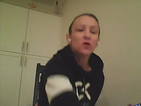 Snapshot of Karebearz1 chatting on 04/06/26, 12:39 Karebearz1 online show from 04/06/26, 12:39