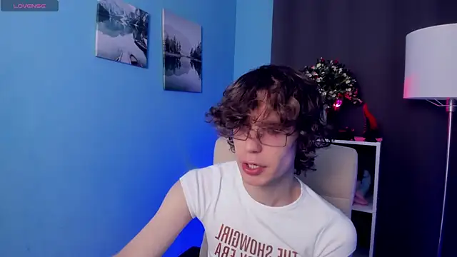 Snapshot of LeoBensyten chatting on 11/16/25, 04:45 LeoBensyten online show from 11/16/25, 04:45